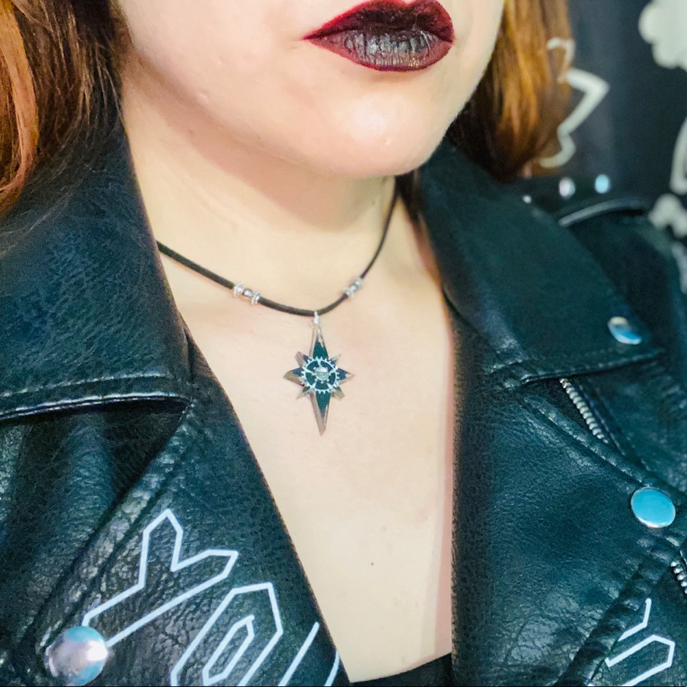 Black resin North Star steam punk wheel necklace - Picture 2 of 14